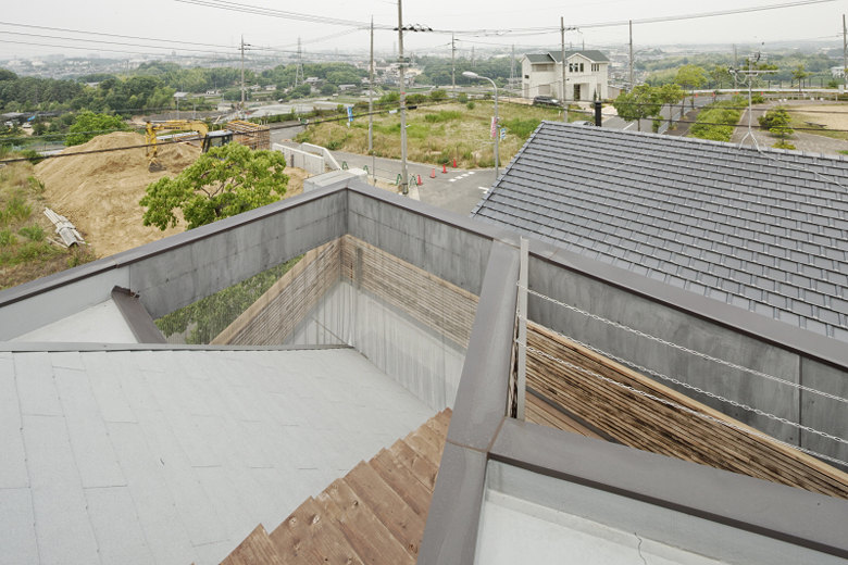 屋上の展望スペースからの景色、金網のカーテンを少し開ければ上ることができます。