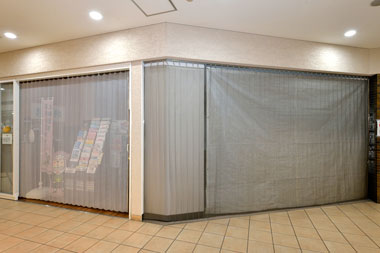 隣りの店も金網のカーテンが付いており、統一する為に今回も金網のカーテンを取り付けた。