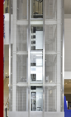OSAKA : エレベーターを金網で装飾 : 外観写真